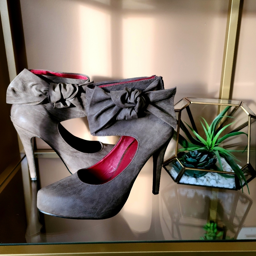 Leather stiletto with side bow